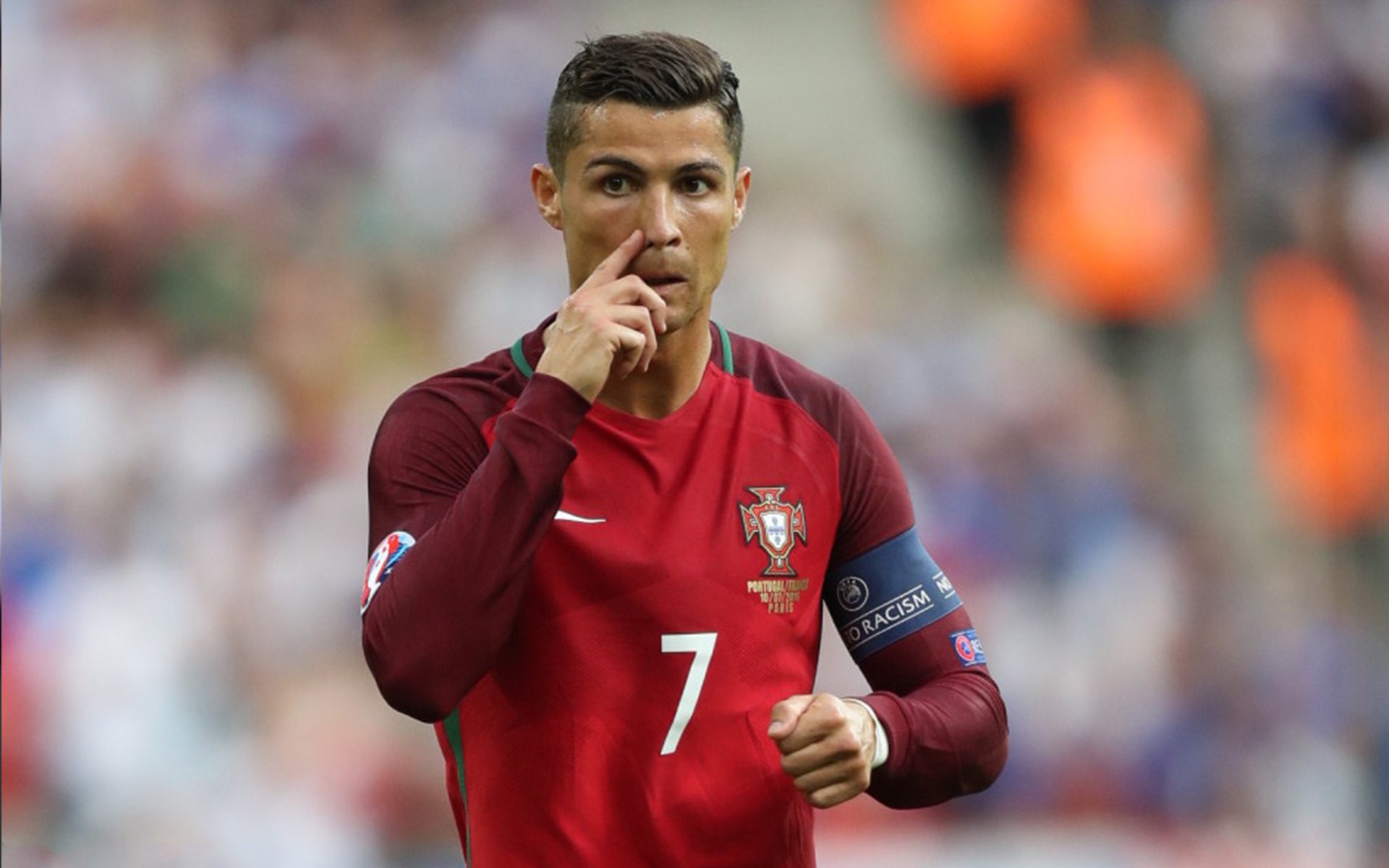 绿色足球袜成为新潮流，环保理念引领运动装备发展，绿色足球鞋