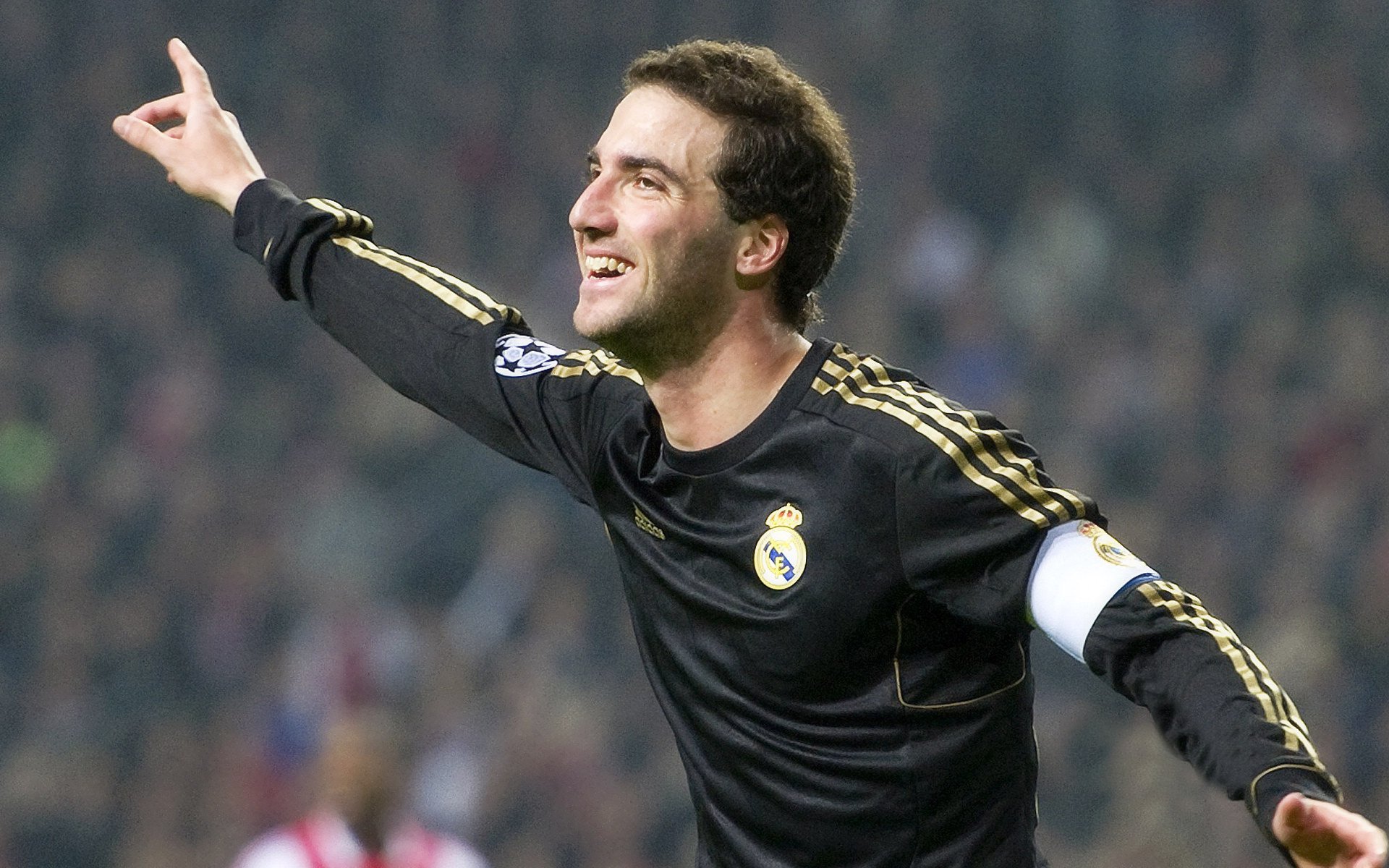 詹姆斯训练后与小球迷合影致谢支持，詹姆斯和球迷的合照